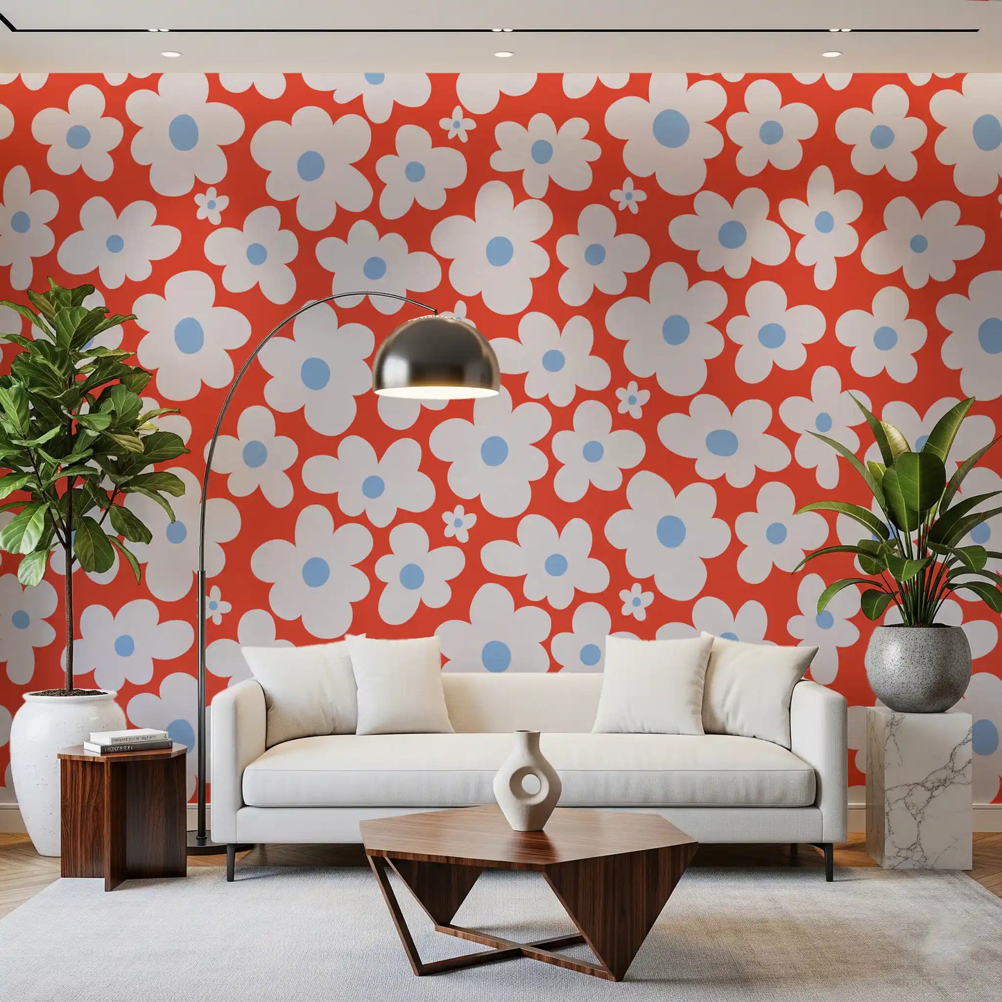 Vægmural med solkyssede blomsterblade i skovhaven