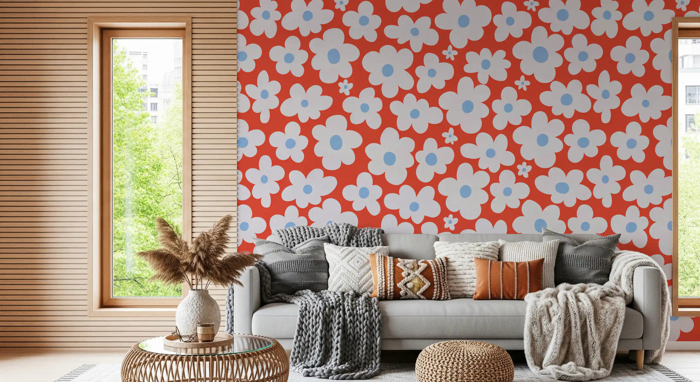 Vægmural med solkyssede blomsterblade i skovhaven