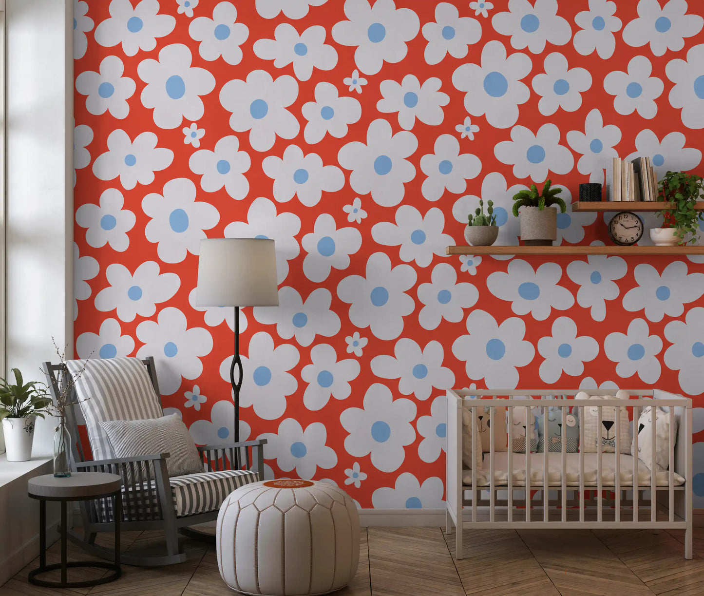 Vægmural med solkyssede blomsterblade i skovhaven