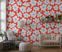 Vægmural med solkyssede blomsterblade i skovhaven