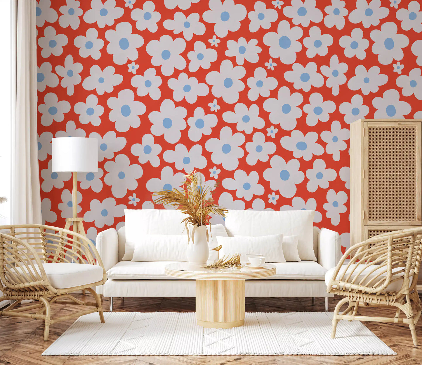 Vægmural med solkyssede blomsterblade i skovhaven