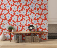 Vægmural med solkyssede blomsterblade i skovhaven