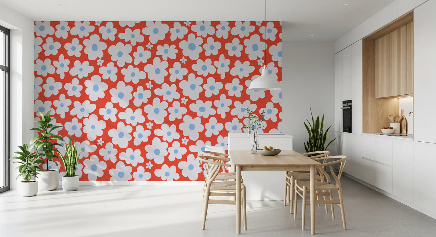 Vægmural med solkyssede blomsterblade i skovhaven