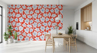 Vægmural med solkyssede blomsterblade i skovhaven