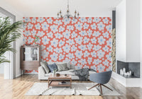Vægmural med solkyssede blomsterblade i skovhaven
