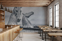 Carta da parati murale con teste di cavallo metalliche in vista architettonica