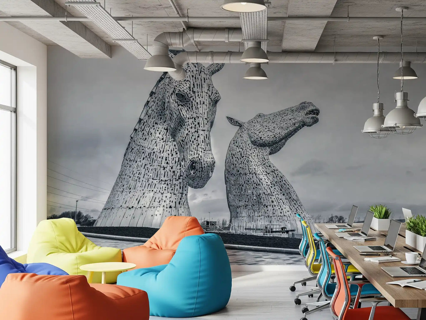 Carta da parati murale con teste di cavallo metalliche in vista architettonica