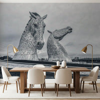 Carta da parati murale con teste di cavallo metalliche in vista architettonica
