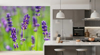 Vægmaleri med æteriske lilla blomsterstilke