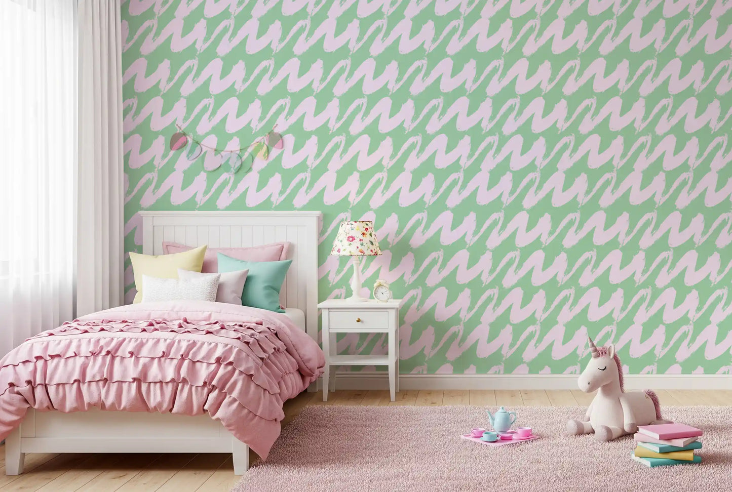 Tapete mit sanften Salbeigrünen und rosa welligen Pinselstrichen