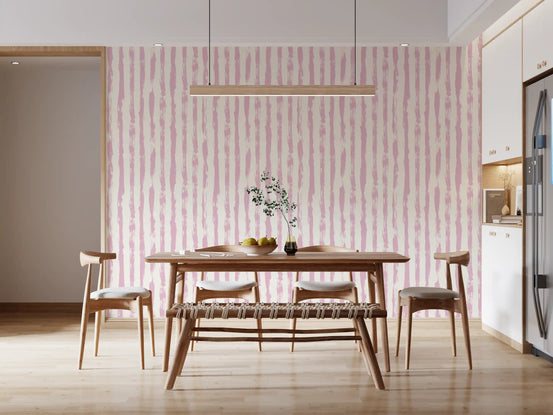Soft Blush håndmalet tapet med lodrette striber⁠