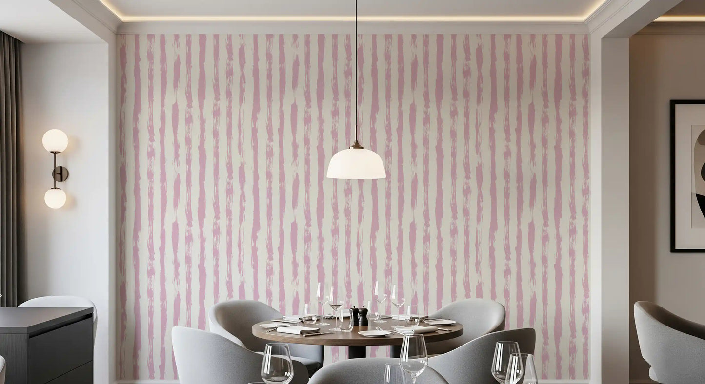 Soft Blush håndmalet tapet med lodrette striber⁠