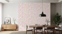 Soft Blush håndmalet tapet med lodrette striber⁠