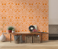 Orangefarbene, verspielte Tapete mit Waldtier-Muster