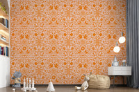 Orangefarbene, verspielte Tapete mit Waldtier-Muster