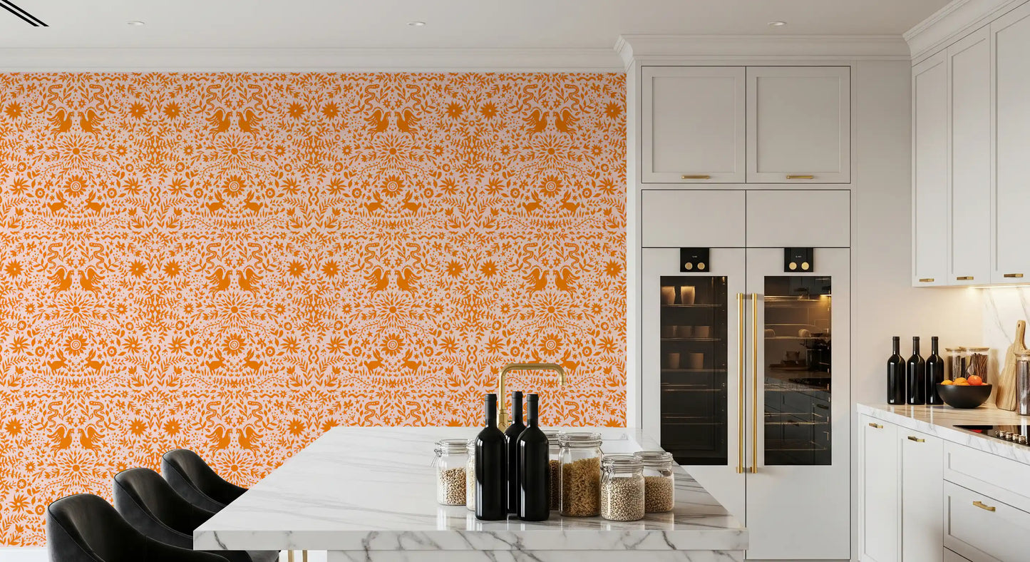 Orangefarbene, verspielte Tapete mit Waldtier-Muster