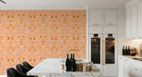 Orangefarbene, verspielte Tapete mit Waldtier-Muster