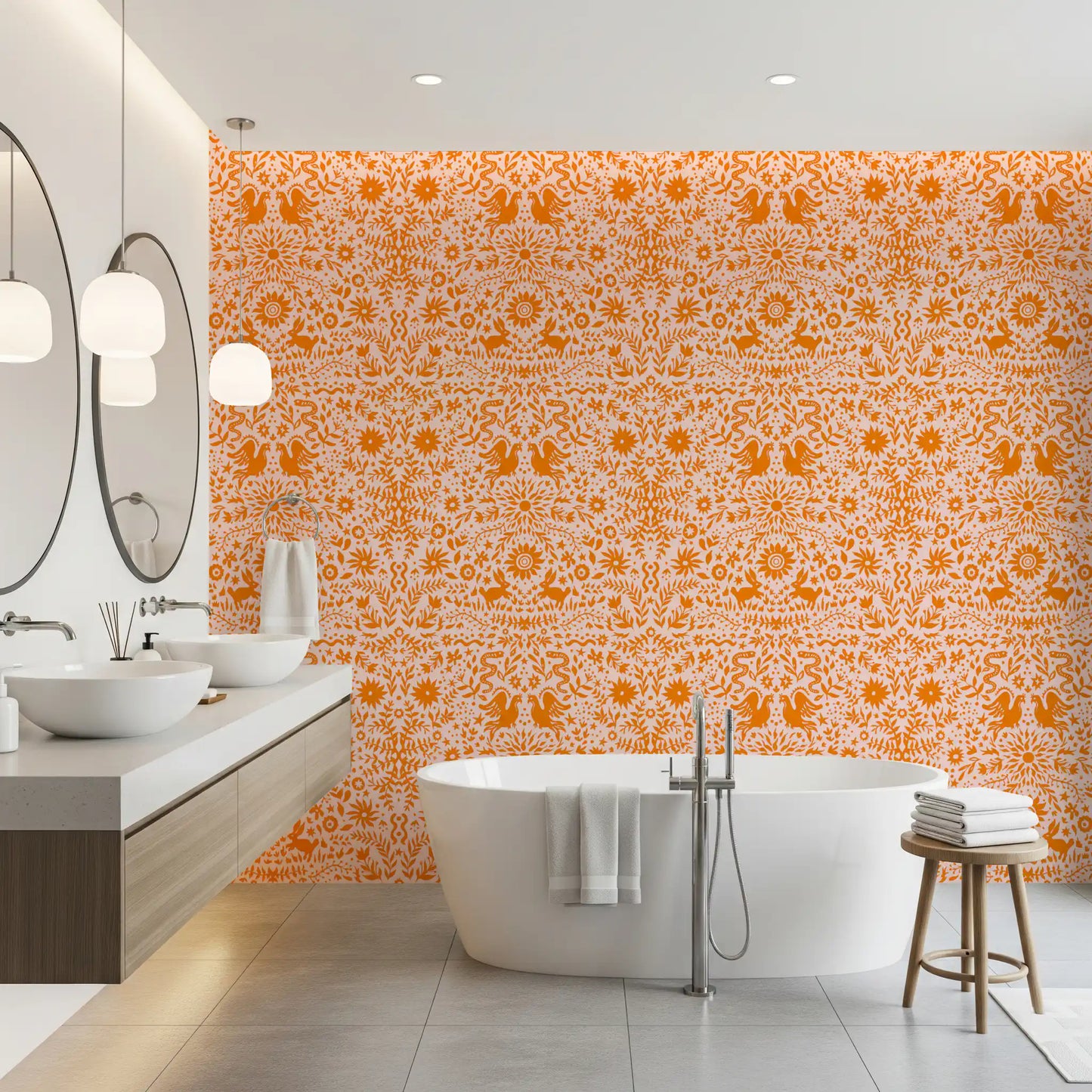 Orangefarbene, verspielte Tapete mit Waldtier-Muster