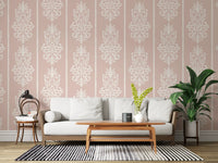 Blushfarvet tapet med stribet damaskmotiv