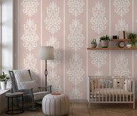 Blushfarvet tapet med stribet damaskmotiv