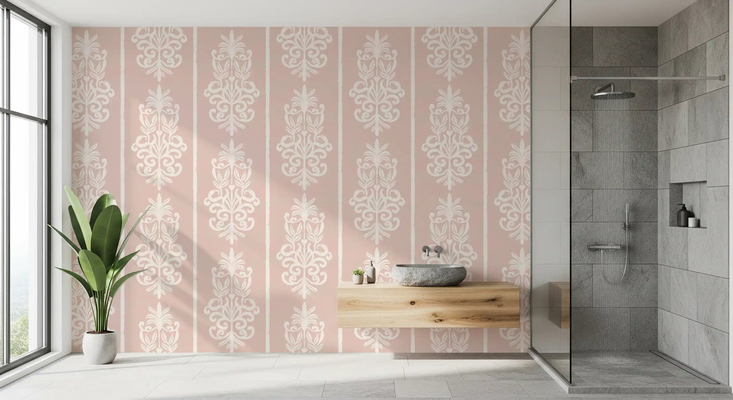 Blushfarvet tapet med stribet damaskmotiv