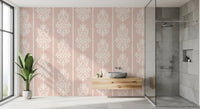 Blushfarvet tapet med stribet damaskmotiv