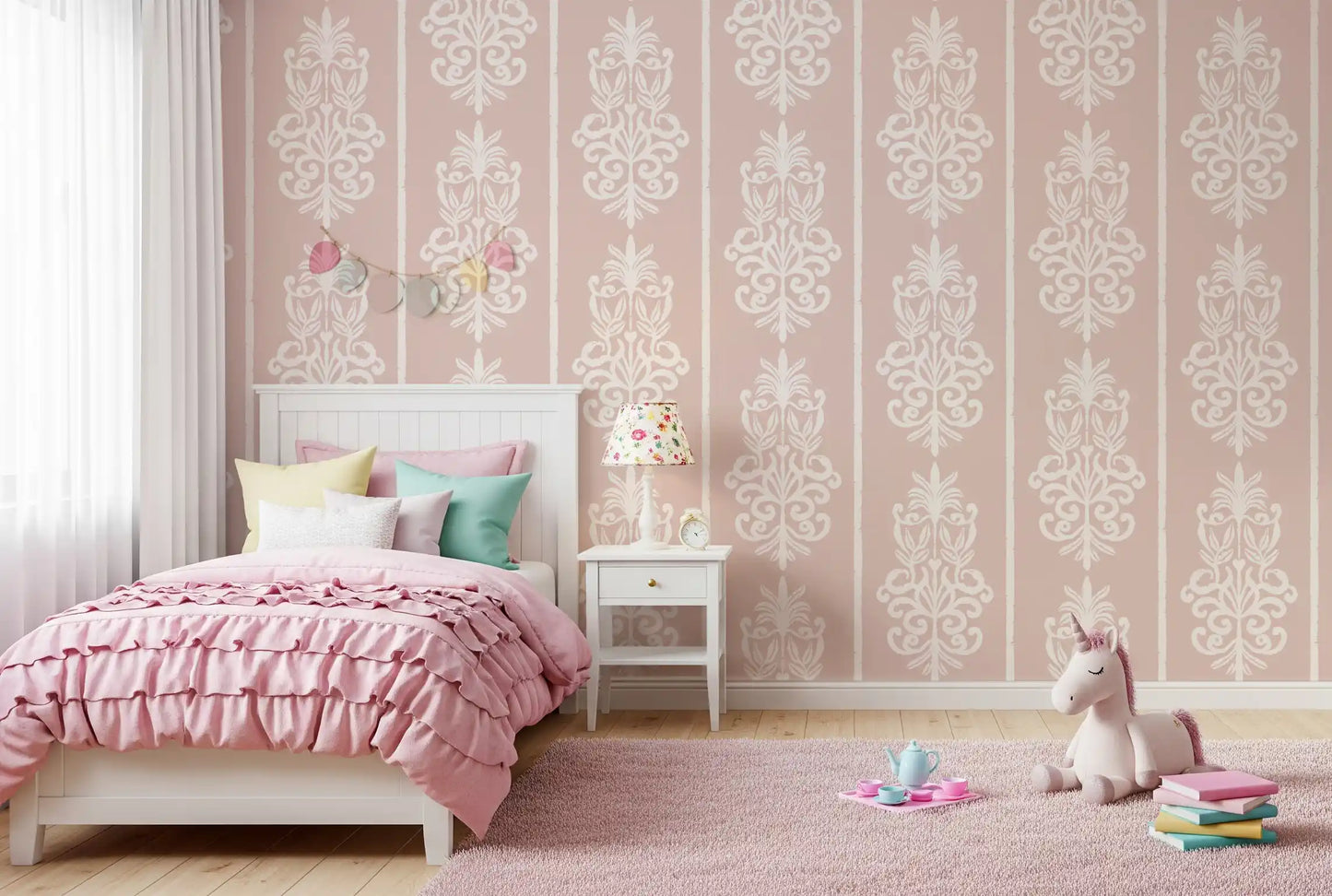 Blushfarvet tapet med stribet damaskmotiv
