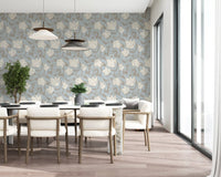 Papel tapiz sereno con bocetos florales en crema y azul