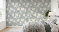 Papel tapiz sereno con bocetos florales en crema y azul