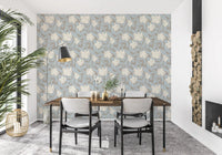 Papel tapiz sereno con bocetos florales en crema y azul
