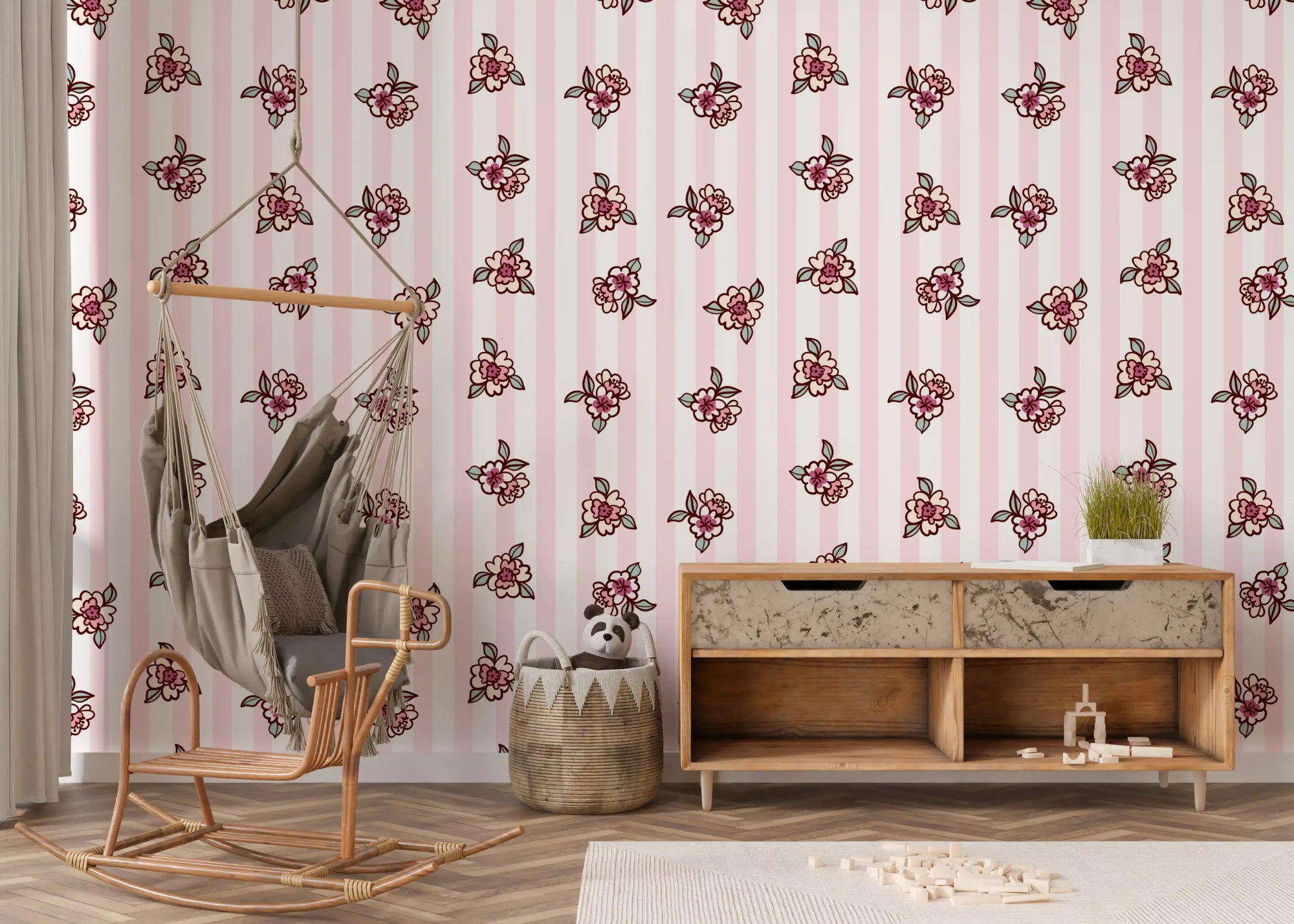 Blomstret stribet tapet i sart rosa