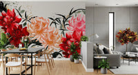 Wandbild mit karminroten und pfirsichfarbenen Blumen in Tuschewaschoptik
