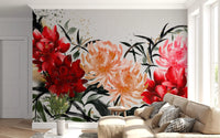 Wandbild mit karminroten und pfirsichfarbenen Blumen in Tuschewaschoptik