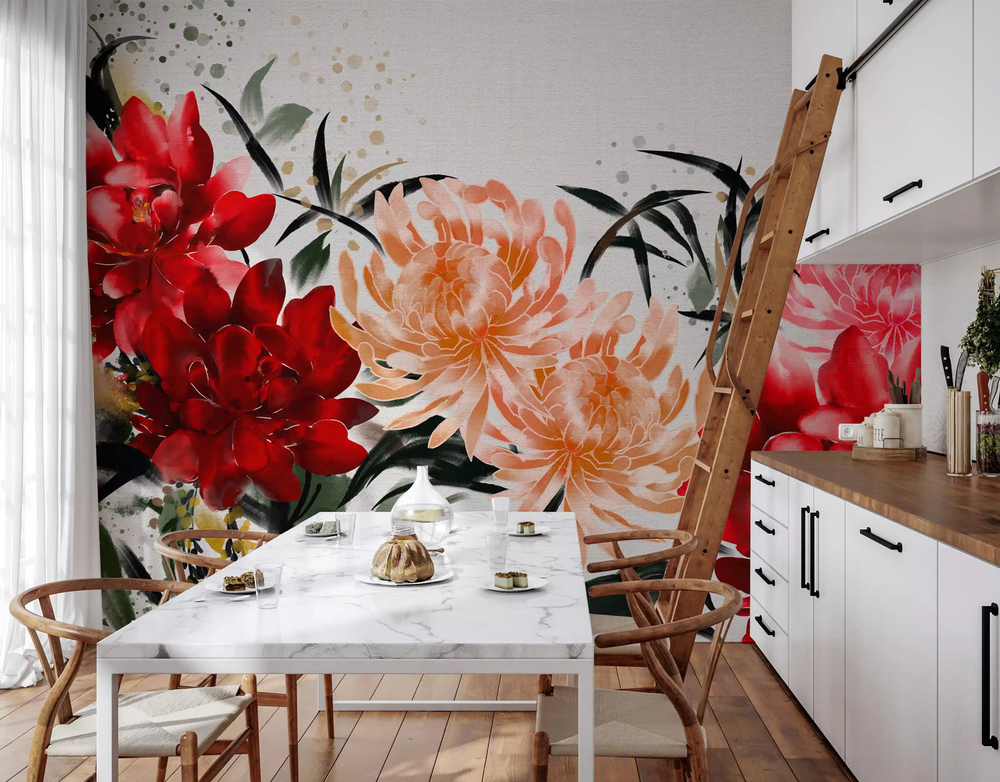 Wandbild mit karminroten und pfirsichfarbenen Blumen in Tuschewaschoptik