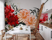 Wandbild mit karminroten und pfirsichfarbenen Blumen in Tuschewaschoptik