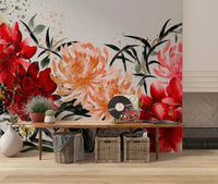 Wandbild mit karminroten und pfirsichfarbenen Blumen in Tuschewaschoptik