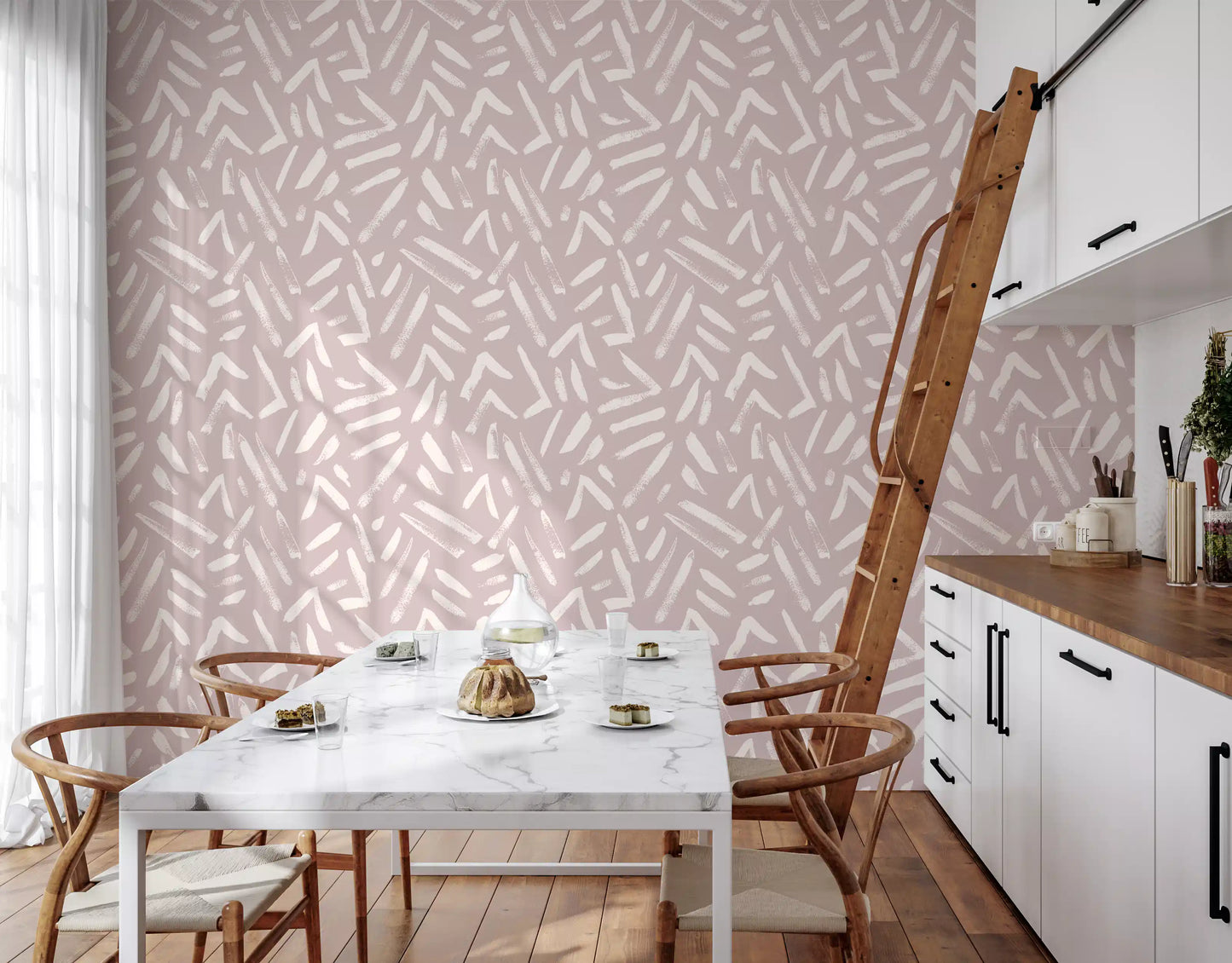 Abstrakt tapet med penselstrøg i creme og blush