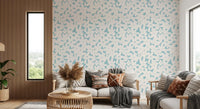 Tapete mit zartblauen floralen Silhouetten