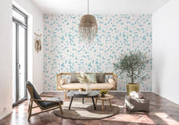 Tapete mit zartblauen floralen Silhouetten