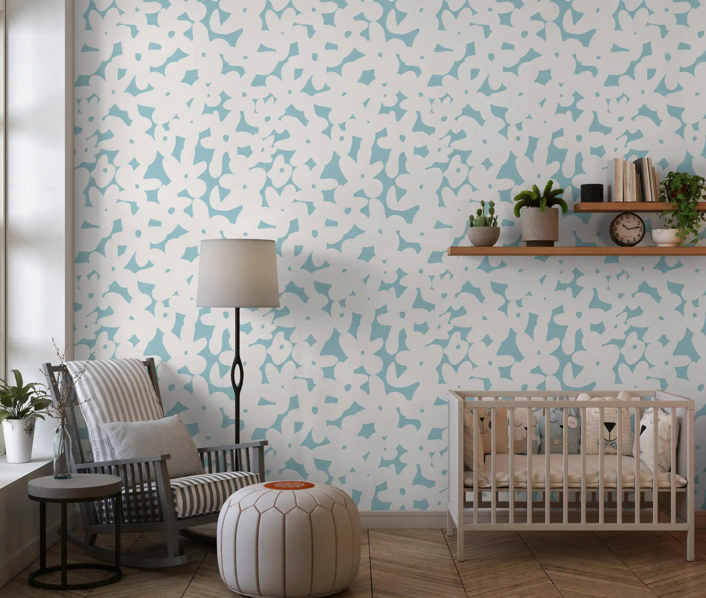 Tapete mit zartblauen floralen Silhouetten