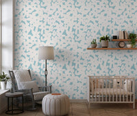 Tapete mit zartblauen floralen Silhouetten