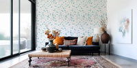 Tapete mit zartblauen floralen Silhouetten