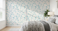 Tapete mit zartblauen floralen Silhouetten