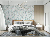 Tapete mit zartblauen floralen Silhouetten