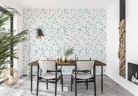 Tapete mit zartblauen floralen Silhouetten