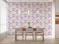 Botanische Blüten-Tapete in Lavendel und Gold