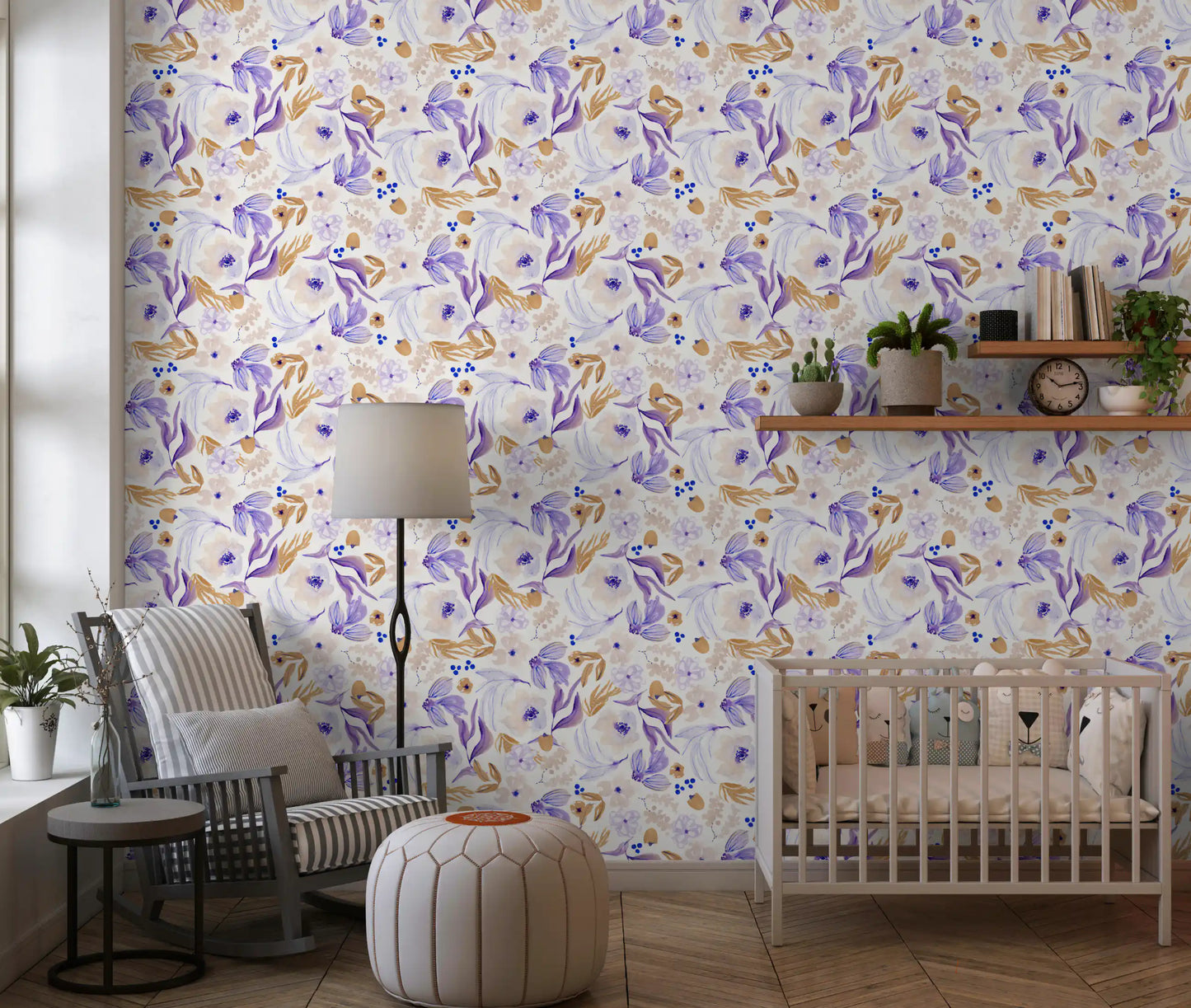Botanische Blüten-Tapete in Lavendel und Gold