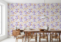 Botanische Blüten-Tapete in Lavendel und Gold