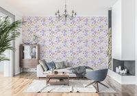 Botanische Blüten-Tapete in Lavendel und Gold