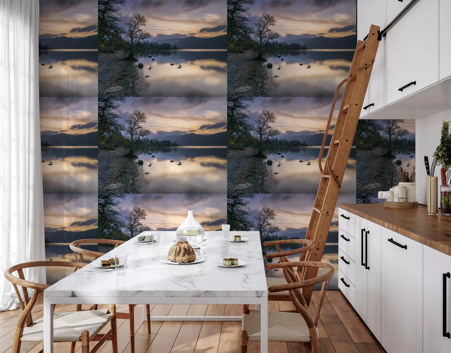 Tapete „Dunstiger See – Sonnenuntergang am Horizont“